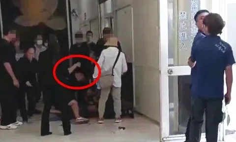 Camera ghi lại cảnh cả gia đình phẫn nộ gây náo loạn, cháu trai bật khóc “đây không phải bà tôi” khi phát hiện nhà tang lễ hỏa táng nhầm thi thể