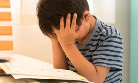 Gắng sức làm bài tập hè từ sáng đến đêm, bé trai 11 tuổi nhập viện với bàn tay co quắp: Bác sĩ cảnh báo điều này