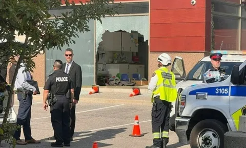 Ô tô đang đỗ bất ngờ tăng tốc, lao vào nhà trẻ ở Canada, bé trai 18 tháng tuổi tử vong và nhiều em khác bị thương