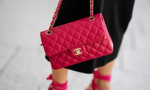 “Em không thể sống thiếu Chanel”: Cô gái lén bán xe người yêu để tậu túi hiệu chỉ vì sợ bị chê... gái "quê"