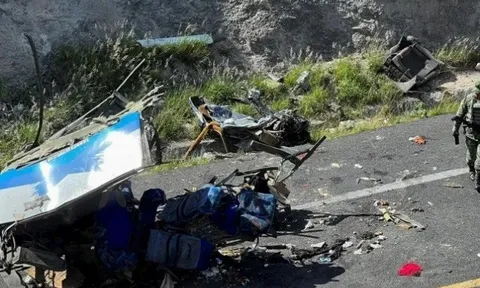 Tai nạn liên hoàn trên cao tốc khiến ít nhất 15 người thiệt mạng, xe khách bốc cháy dữ dội