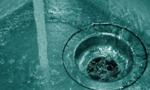 Cư dân chung cư hoảng loạn khi phát hiện thi thể đang phân hủy trong bồn nước sinh hoạt