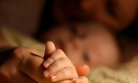 Vừa trải qua ca sinh mổ đau đớn, người mẹ chưa kịp ôm con thì chồng đã bế đi, ép trả 251 triệu đồng mới cho gặp lại