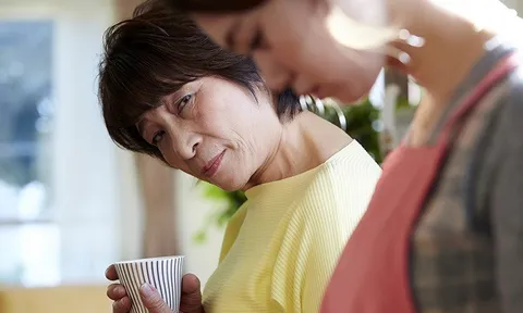 Mẹ chồng ôm chặt cháu bênh vực, con dâu nghẹn ngào nói một câu khiến cả bữa cơm chìm trong im lặng