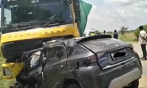 Đau lòng: Xe tải lao ngược chiều đâm trực diện khiến đầu ô tô bẹp dúm, 7 người trong 1 gia đình tử vong thương tâm