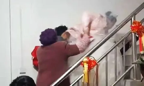 Khoảnh khắc mẹ chồng xông tới ngăn con dâu lên phòng tân hôn trước con trai gây bão mạng xã hội, nghe lý do ai cũng thở dài