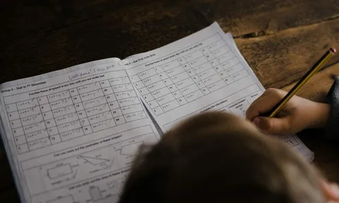 Cậu bé 11 tuổi ngất xỉu, nhập viện sau khi bị ép làm bài tập đến nửa đêm