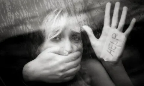 Cô gái trẻ vừa nói “muốn chết”, tài xế taxi liền đưa vào bãi xe để giở trò đồi bại