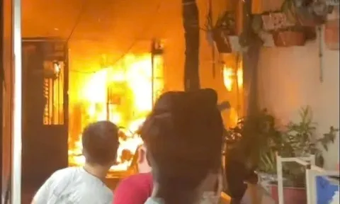 Nghi án con trai phóng hỏa nhà 2 tầng ở Hà Nội do mâu thuẫn với bố, 1 người bị thương