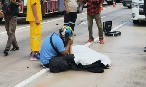 Đau lòng: Người phụ nữ gặp tai nạn tử vong thương tâm, bạn trai gục khóc bên thi thể khiến ai chứng kiến cũng rơi lệ