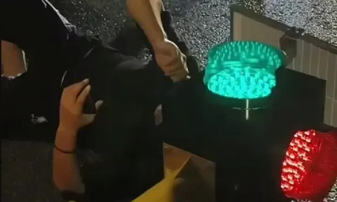 Camera ghi lại hình ảnh người đàn ông mắc kẹt đầu trong... đèn giao thông, vẫn thản nhiên lướt điện thoại như không có chuyện gì