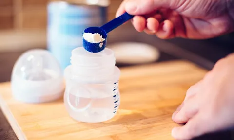 Pha sữa bằng thứ này, bà ngoại khiến cháu 1 tháng tuổi nhập viện khẩn cấp