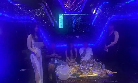 Đột kích quán karaoke, phát hiện nhiều nữ nhân viên mặc đồ xuyên thấu phục vụ khách trong các phòng VIP