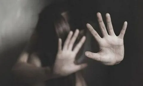 Đau xót: Con trai 7 tuổi đòi ăn thịt gà, mẹ cầm cây cán bột đánh tử vong