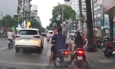 Công an làm việc với nam thanh niên đi xe máy không đội mũ bảo hiểm, húc xe, đe dọa người phụ nữ mặc quân phục