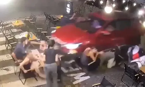 Clip: Thót tim xem cảnh thực khách hoảng loạn bỏ chạy khi ô tô bất ngờ lao thẳng vào bàn ăn