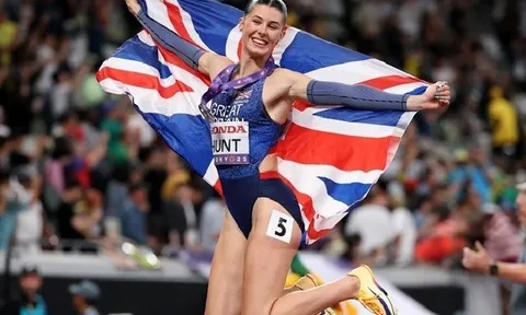 Nữ hoàng điền kinh nước Anh tỏa sáng với HCB 200m, nhưng nhan sắc mới là điều làm cả thế giới “bùng nổ”