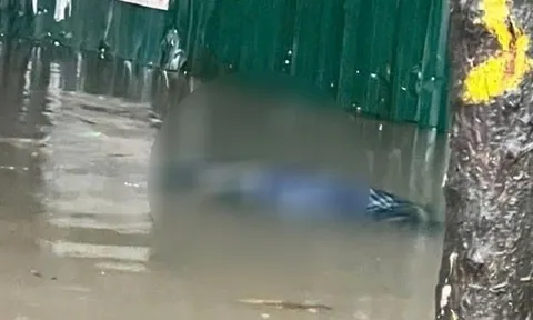 Hà Nội: Điều tra nguyên nhân người đàn ông tử vong bất thường trên đường ngập