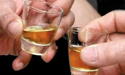 Uống rượu trôi nổi, nữ sinh 14 tuổi nhập viện trong tình trạng co giật, hôn mê sâu, nguy hiểm tính mạng