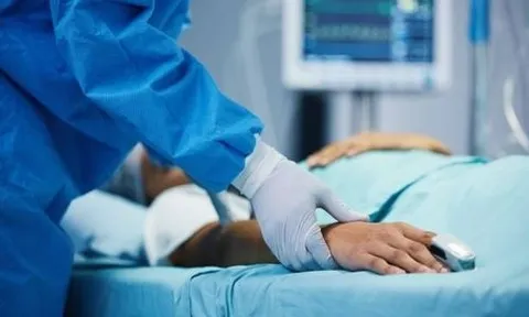 Nhậu say, người phụ nữ nhập viện vì vỡ bàng quang