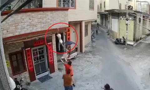 Clip gây sốt: Người phụ nữ dùng tay không đỡ bé trai rơi từ tầng hai, dân mạng hết lời khen ngợi vì pha cứu nguy "thần tốc"