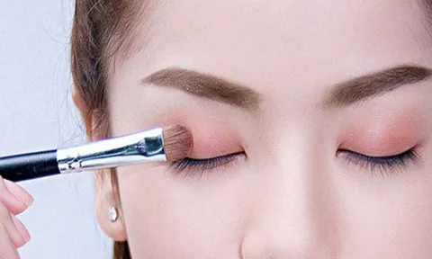 Đánh phấn dày và chọn son đậm, nhiều chị em tự biến mình thành “bà thím” lúc nào không hay