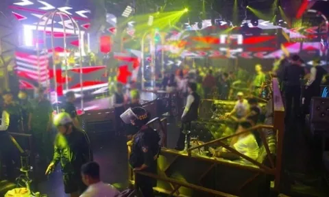 Đột kích quán bar lớn nhất Phú Quốc, hàng chục người hoảng loạn khi bị kiểm tra ma túy, tạm giữ 2 đối tượng