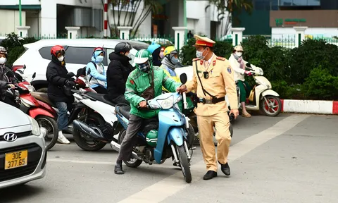 Đứng chờ đèn đỏ nhưng vi phạm lỗi này, người đi xe máy có thể bị phạt tới 14 triệu đồng, chủ quan rất dễ mắc phải