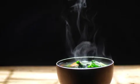 Bé trai 2 tuổi suýt chết ngạt vì uống súp nóng bằng... ống hút, cổ họng sưng phồng như quả bóng bàn