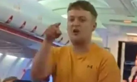 Clip: Nam hành khách say rượu đòi cưới tiếp viên, gây náo cả loạn chuyến bay