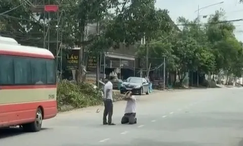 Clip gây sốc: Tài xế xe buýt nghi bị hành khách dùng thắt lưng đánh liên tục, bắt quỳ gối giữa đường