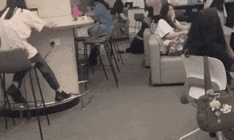 Video nữ sinh đánh ngã cô lao công 61 tuổi lan truyền chóng mặt trên MXH, cảnh sát lập tức vào cuộc