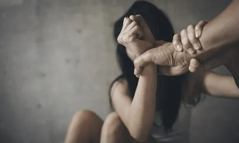 Bé gái 7 tuổi mất tích khi đến thăm bà ngoại, một ngày sau được phát hiện tử vong trong bồn nước trên mái nhà