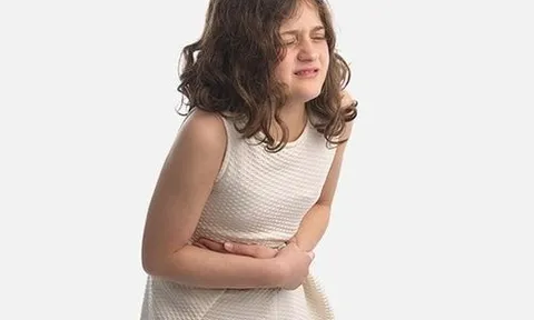 Con gái kêu đau bụng suốt 3 năm, cha mẹ ngỡ ngàng khi bác sĩ lấy ra thứ này từ dạ dày