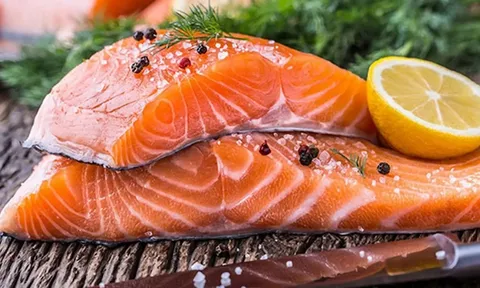 Bí quyết chọn cá hồi tươi ngon, không tanh và giàu dinh dưỡng bà nội trợ nào cũng cần biết