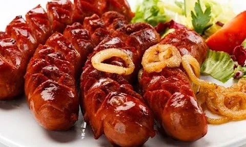 Nam thanh niên liệt giường sau khi ăn xúc xích có chứa thành phần này