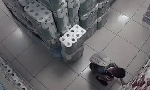 Camera ghi lại cảnh bé trai nghịch lửa, đốt cháy kệ hàng trong siêu thị ai xem cũng phải thót tim
