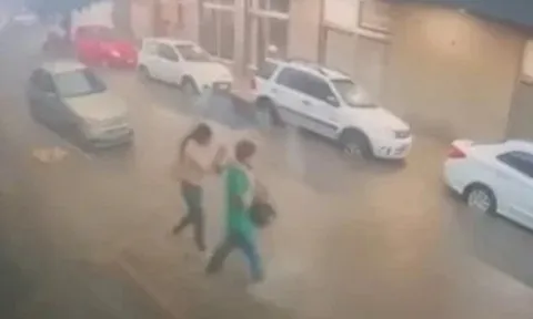 Nữ sinh 17 tuổi bị điện giật tử vong khi lội nước đến trường