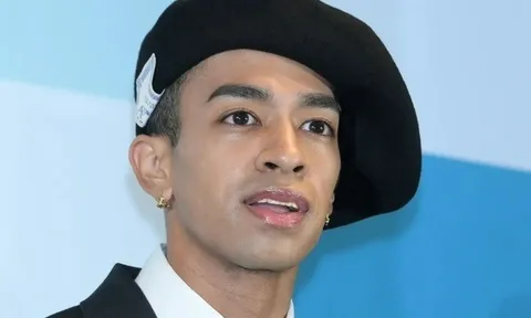 Nam ca sĩ bị bắt vì bán khỏa thân nơi công cộng, bật khóc xin lỗi công chúng