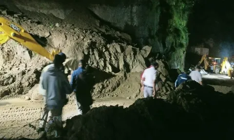 Xe buýt bị vùi lấp sau vụ sạt lở đất kinh hoàng, ít nhất 18 người thiệt mạng