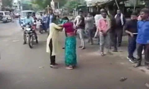 Vợ lao vào đánh “tiểu tam” túi bụi giữa phố, nhưng hành động của người chồng mới khiến MXH phẫn nộ