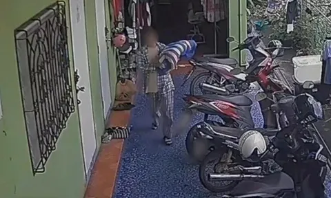 Camera an ninh phơi bày sự thật đau lòng: Người mẹ quấn chăn quanh người rồi vứt thi thể con sơ sinh vào thùng rác