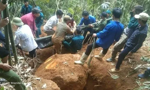 Vụ sạt lở kinh hoàng khiến tảng đá lớn đè bẹp ngôi nhà: 3 người chết, bé gái 4 tháng tuổi may mắn sống sót