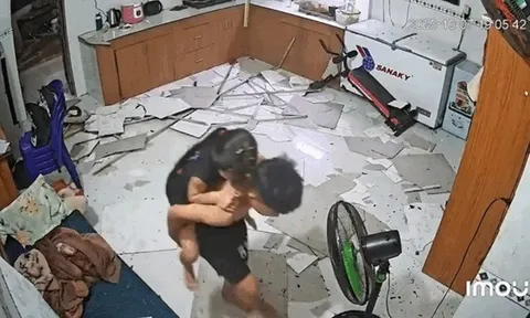 Trần nhà bất ngờ đổ sập, thế nhưng hành động của bé trai 12 tuổi đối với em gái lại khiến hàng triệu người xúc động