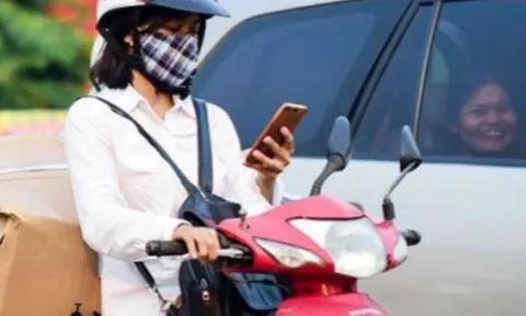 Dừng xe máy để nghe điện thoại có thể bị xử phạt đến cả chục triệu đồng, đúng không?