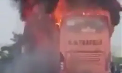 Camera ghi lại cảnh tượng kinh hoàng: Xe khách bốc cháy dữ dội giữa đường, ít nhất 20 người thiệt mạng