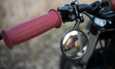 Gắn gương chiếu hậu vẫn có thể bị xử phạt? Người đi xe máy cần biết để không mất tiền oan