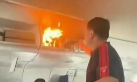 Camera ghi lại cảnh pin lithium bốc cháy ngùn ngụt trong khoang hành lý, máy bay phải hạ cánh khẩn cấp