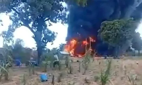 Xe bồn chở nhiên liệu bất ngờ phát nổ khi người dân đang "hôi" xăng, hàng chục người thương vong