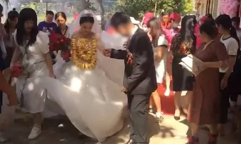 Cô dâu đeo 60 kg vàng trong ngày cưới, phải có người dìu mới đi nổi khiến khách mời “choáng váng”